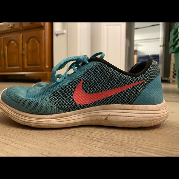 Size 6 youth nike sneakers - Picture 2 of 4